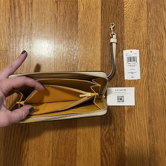 Coach Peanuts Snoopy Charlie Brown Lucy Ice skating Wristlet wallet NWT $ 328 - Picture 6 of 8